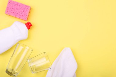 Renkli bir arka plan görünümünde bulaşık deterjanı. minimalizm, metin için alan