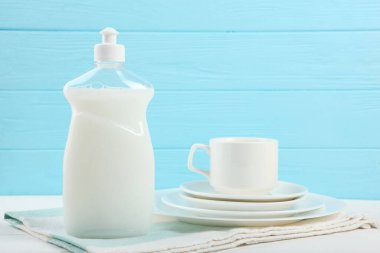 Masanın üzerinde bulaşık deterjanı var. minimalizm, metin için alan