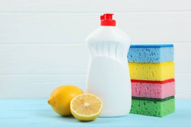 Masanın üzerinde bulaşık deterjanı var. minimalizm, metin için alan