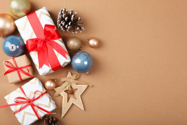 Güzel paketlenmiş hediye kutuları ve Noel süsleri. Noel hediyeleri. Holiday, ver şunu. Neşeli arkaplan