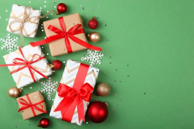 Güzel paketlenmiş hediye kutuları ve Noel süsleri. Noel hediyeleri. Holiday, ver şunu. Neşeli arkaplan