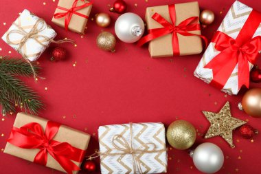 Güzel paketlenmiş hediye kutuları ve Noel süsleri. Noel hediyeleri. Holiday, ver şunu. Neşeli arkaplan