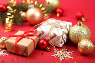 Güzel paketlenmiş hediye kutuları ve Noel süsleri. Noel hediyeleri. Holiday, ver şunu. Neşeli arkaplan