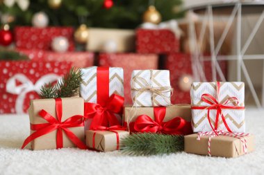 Güzel paketlenmiş hediye kutuları ve Noel süsleri. Noel hediyeleri. Holiday, ver şunu. Neşeli arkaplan
