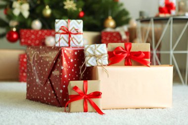 Güzel paketlenmiş hediye kutuları ve Noel süsleri. Noel hediyeleri. Holiday, ver şunu. Neşeli arkaplan