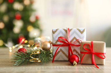 Güzel paketlenmiş hediye kutuları ve Noel süsleri. Noel hediyeleri. Holiday, ver şunu. Neşeli arkaplan