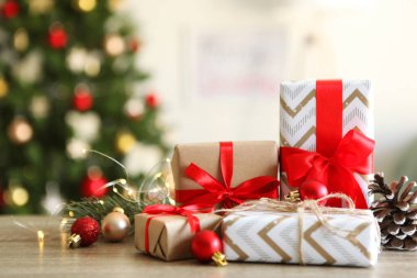 Güzel paketlenmiş hediye kutuları ve Noel süsleri. Noel hediyeleri. Holiday, ver şunu. Neşeli arkaplan