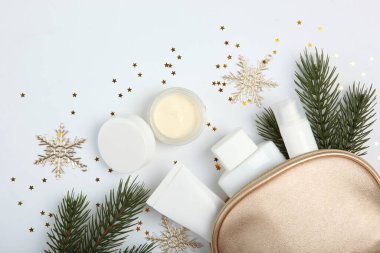 Renkli arka plan görünümlü kış bakım kozmetik ürünleri, metin eklemek için yer, minimalizm. Cilt bakımı, cilt hidrasyonu