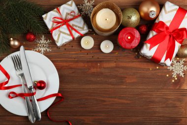 Noel ya da yeni yıl tatili manzarası için sofra kurulumu. Mirimalizm, metin için yer