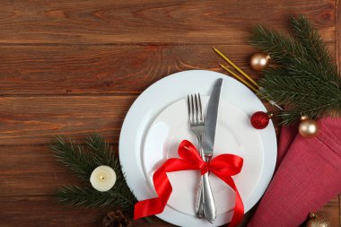 Noel ya da yeni yıl tatili manzarası için sofra kurulumu. Mirimalizm, metin için yer