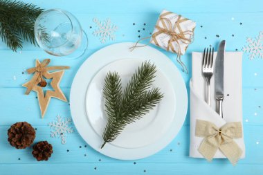 Noel ya da yeni yıl tatili manzarası için sofra kurulumu. Mirimalizm, metin için yer