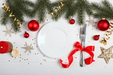 Noel ya da yeni yıl tatili manzarası için sofra kurulumu. Mirimalizm, metin için yer