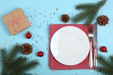 Noel ya da yeni yıl tatili manzarası için sofra kurulumu. Mirimalizm, metin için yer