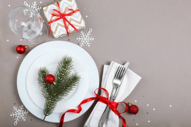 Noel ya da yeni yıl tatili manzarası için sofra kurulumu. Mirimalizm, metin için yer