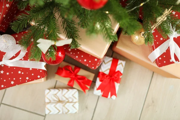 Stock image Many gifts under a festively decorated Christmas tree in a bright interior