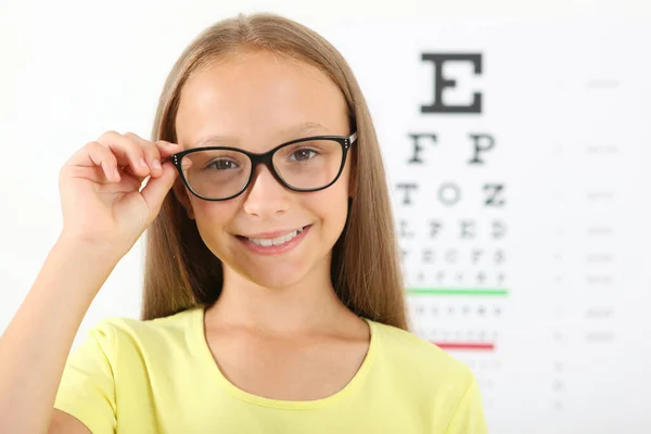 Χαριτωμένο Κοριτσάκι Ελέγχει Την Όραση Οφθαλμίατρο Δοκιμή Όρασης — Φωτογραφία Αρχείου