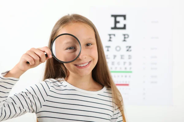 Una Linda Niña Comprueba Vista Con Oftalmólogo Prueba Vista — Foto de Stock