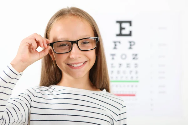 かわいい女の子は眼科医と視力をチェックします 視力検査 — ストック写真