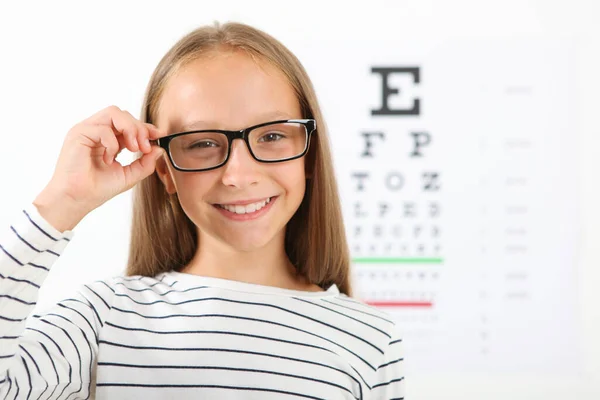 Una Linda Niña Comprueba Vista Con Oftalmólogo Prueba Vista — Foto de Stock