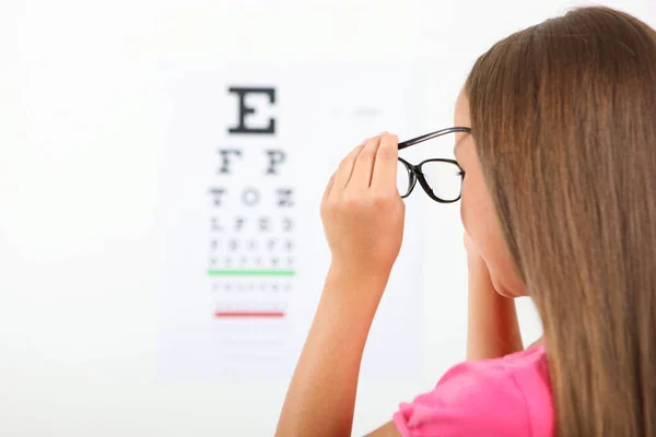 สาวน อยน กเช คสายตา ตแพทย การทดสอบสายตา — ภาพถ่ายสต็อก