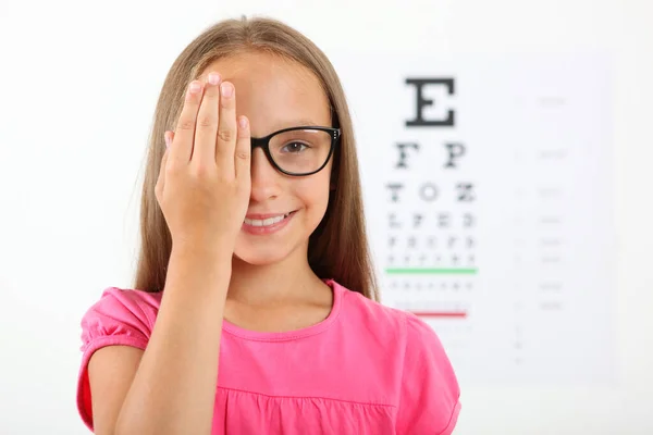 Menina Bonito Verifica Visão Com Oftalmologista Teste Visão — Fotografia de Stock