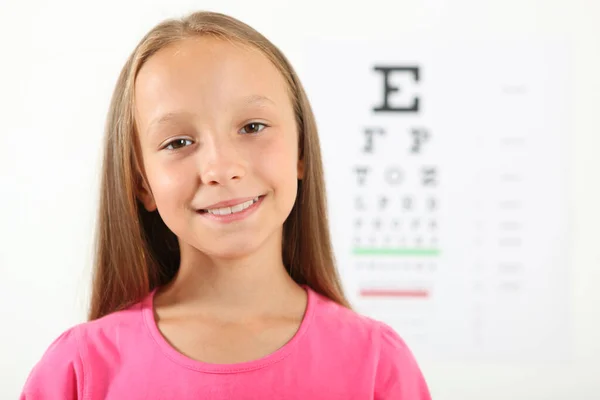 Χαριτωμένο Κοριτσάκι Ελέγχει Την Όραση Οφθαλμίατρο Δοκιμή Όρασης — Φωτογραφία Αρχείου