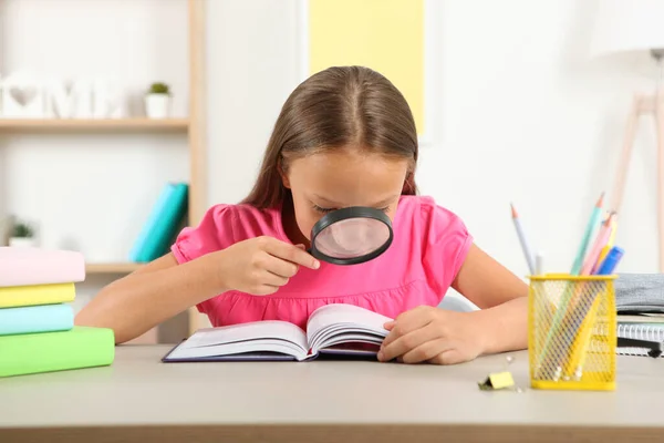 Χαριτωμένο Κοριτσάκι Κακή Όραση Διαβάζει Μεγεθυντικό Φακό — Φωτογραφία Αρχείου