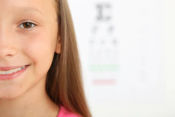 Menina Bonito Verifica Visão Com Oftalmologista Teste Visão — Fotografia de Stock