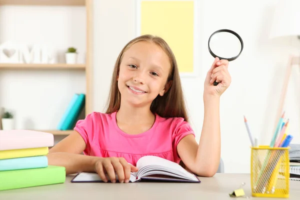 Schattig Klein Meisje Met Slecht Zicht Leest Met Een Vergrootglas — Stockfoto