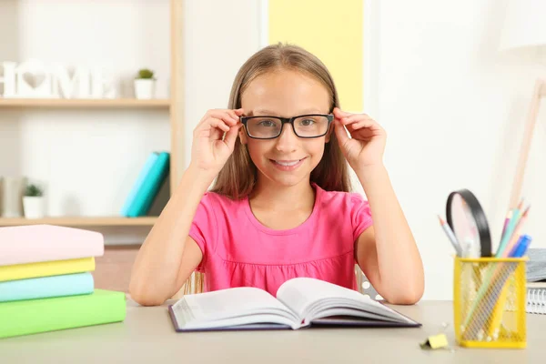 Menina Com Óculos Lendo Livro Casa — Fotografia de Stock