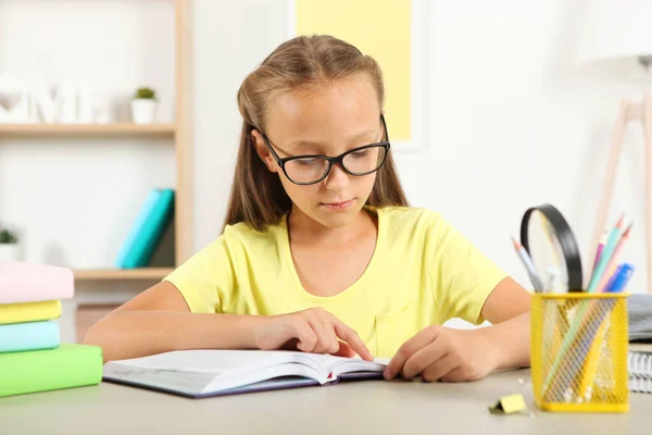 Menina Com Óculos Lendo Livro Casa — Fotografia de Stock