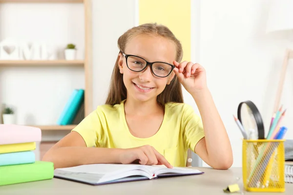 Menina Com Óculos Lendo Livro Casa — Fotografia de Stock