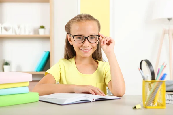 Menina Com Óculos Lendo Livro Casa — Fotografia de Stock