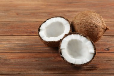 Renkli bir arka planda kırılmış hindistan cevizi.