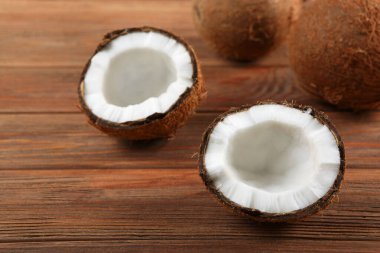 Renkli bir arka planda kırılmış hindistan cevizi.