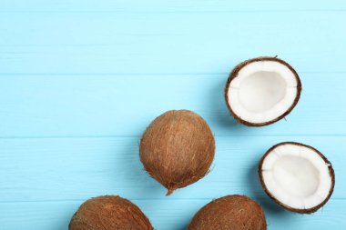 Renkli bir arka planda kırılmış hindistan cevizi.