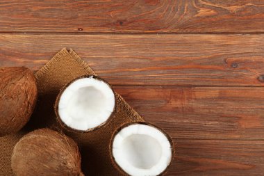 Renkli bir arka planda kırılmış hindistan cevizi.