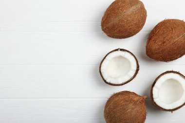 Beyaz arka planda kırılmış hindistan cevizi.