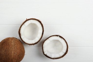 Beyaz arka planda kırılmış hindistan cevizi.