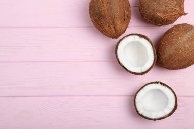 Renkli bir arka planda kırılmış hindistan cevizi.