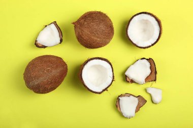 Renkli bir arka planda kırılmış hindistan cevizi.