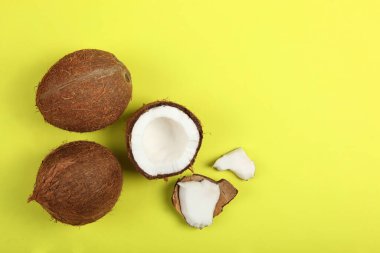 Renkli bir arka planda kırılmış hindistan cevizi.