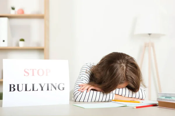 Triest Meisje Houdt Een Stop Pesten Teken — Stockfoto