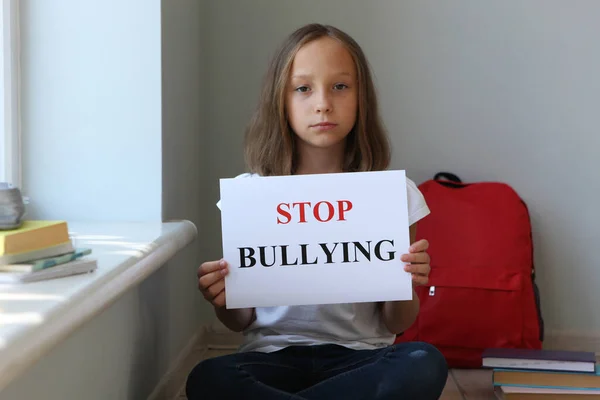 Menina Triste Segurando Sinal Bullying Stop — Fotografia de Stock