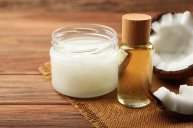 Hindistan cevizi yağı ve hindistan cevizi masada.