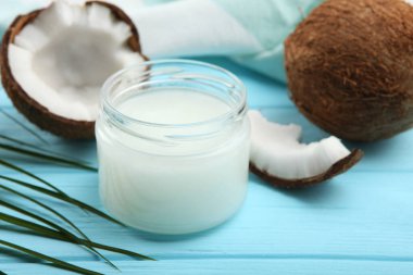 Hindistan cevizi yağı ve hindistan cevizi masada.