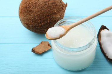 Hindistan cevizi yağı ve hindistan cevizi masada.