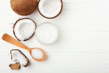 Hindistan cevizi yağı ve hindistan cevizi masada.