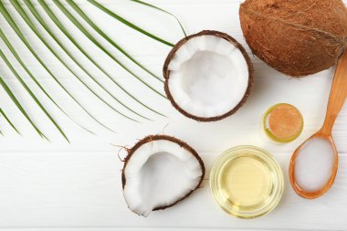 Hindistan cevizi yağı ve hindistan cevizi masada.