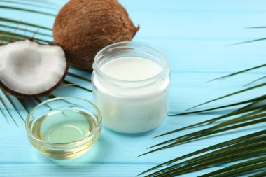 Hindistan cevizi yağı ve hindistan cevizi masada.